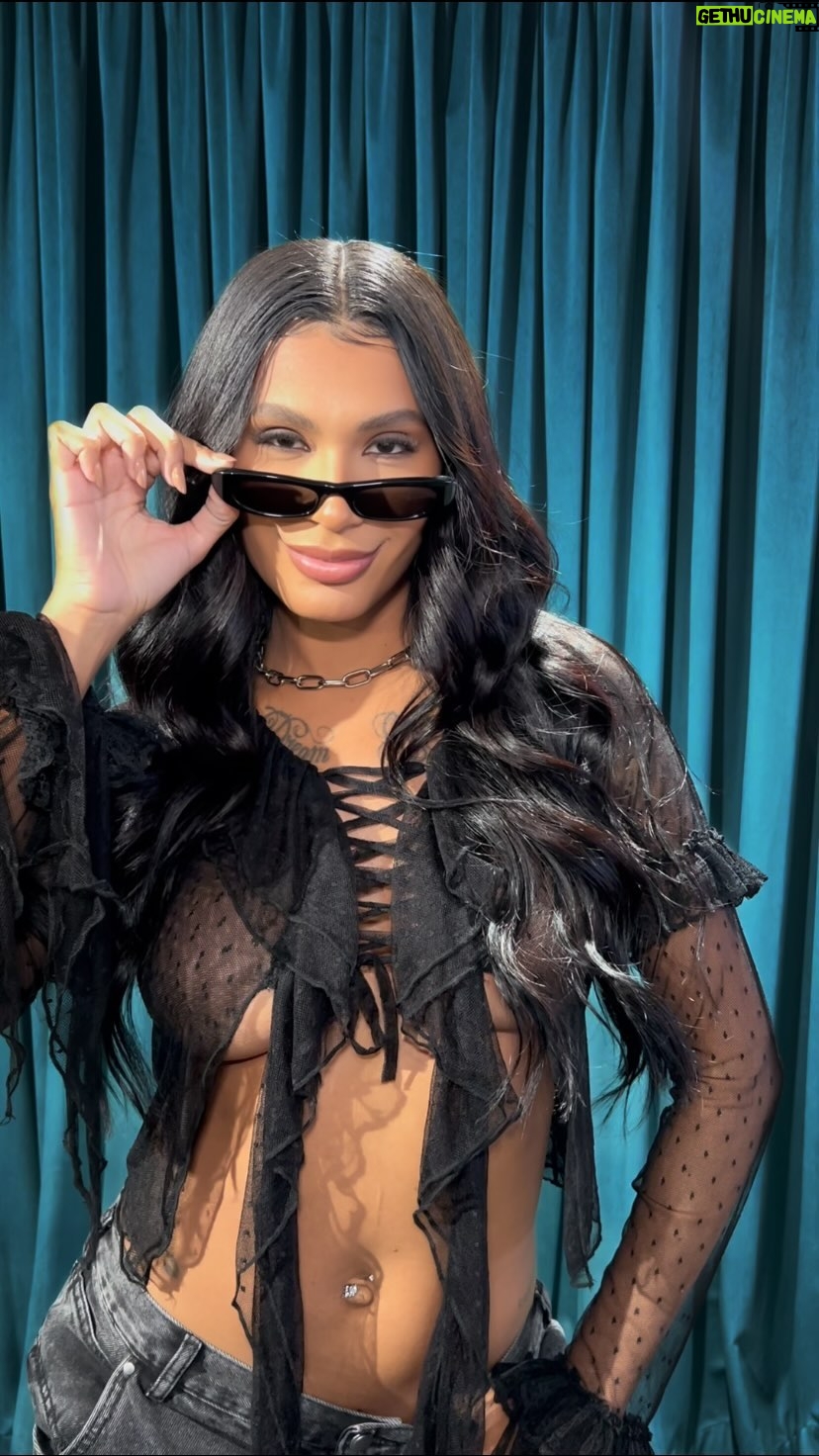 Pocah Instagram - Cantem comigo: a braba é quem? Lancei esse modelinho de transição pra vocês usarem aproveitando o lançamento do BAILE DA POCAH, que já tá disponível com as mais brabas pra vocês animarem o sextou de vocês e irem aquecendo pro Rock in Rio porque o Palco Favela é nossooooo ❤️ Makeup @isadoramarttmakeup