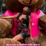 Pocah Instagram - Eu fui mãe aos 20 anos e encontrei na maternidade forças que nunca antes tinha sentido. Assim como muitas mães, enfrentei os desafios que ser mãe e ter uma carreira trazem, mas ao lado da minha filha, descobri minha força interior e um amor incondicional. Compartilho a minha história para poder encorajar todas as mães a se curarem da culpa e reconhecerem sua potencialidade única de serem o lar e o refúgio para seus filhos! #CulpaeCura #MesDasMaesHousi 💖