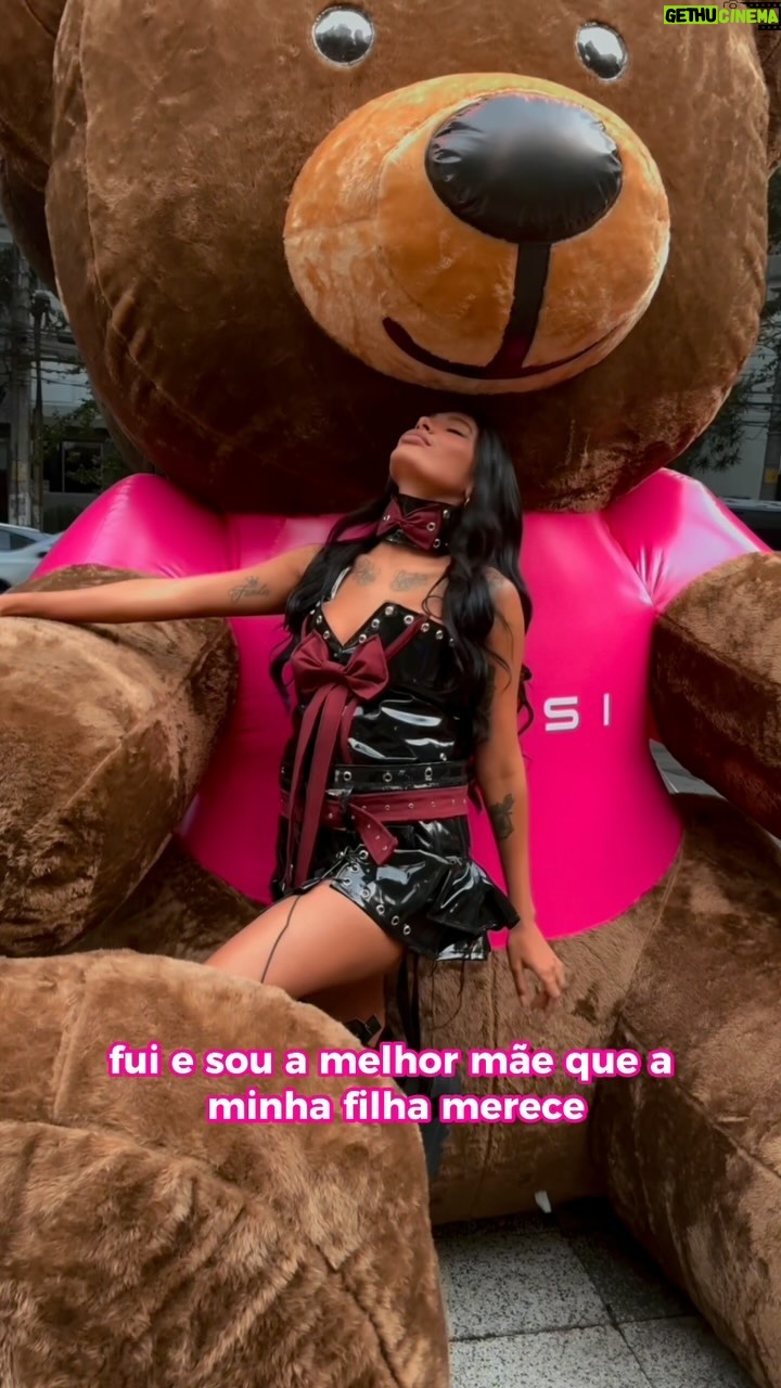 Pocah Instagram - Eu fui mãe aos 20 anos e encontrei na maternidade forças que nunca antes tinha sentido. Assim como muitas mães, enfrentei os desafios que ser mãe e ter uma carreira trazem, mas ao lado da minha filha, descobri minha força interior e um amor incondicional. Compartilho a minha história para poder encorajar todas as mães a se curarem da culpa e reconhecerem sua potencialidade única de serem o lar e o refúgio para seus filhos! #CulpaeCura #MesDasMaesHousi 💖