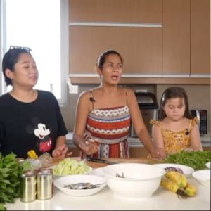 Pokwang Instagram - NEW VLOG mamayang 6pm sa aming youtube channel #MamangAndMalia 
Narito na ang part 2 ng 1k challenge ilang ulam ngaba ang maluluto ko sa 1k at ilang araw ito pagsasaluhan ng 5members ng family? hmmmm mamayang 6pm link on my bio 👆🏽👆🏽👆🏽