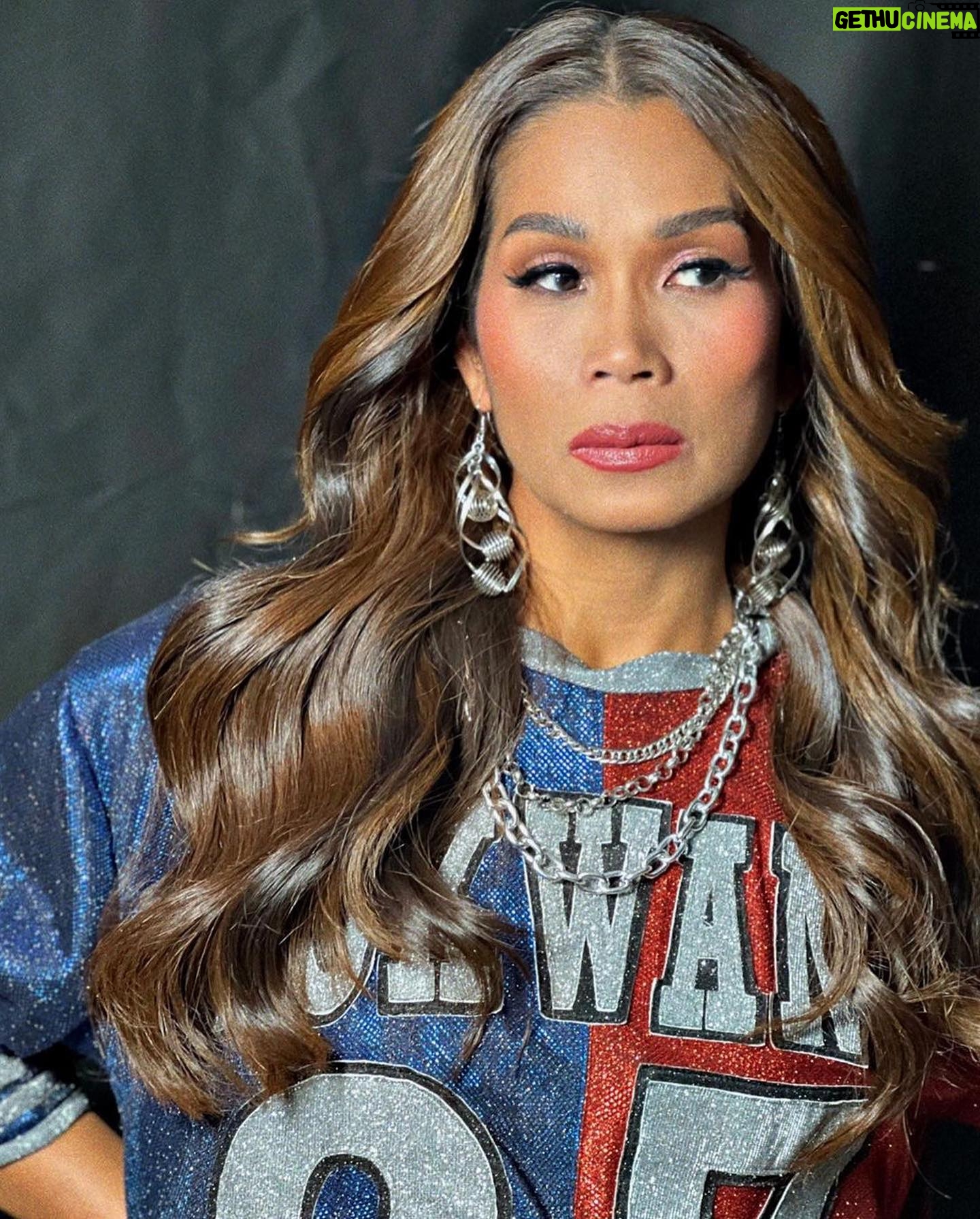 Pokwang Instagram - Mamang @itspokwang27 💙❤️for @ultramega_ph Anniversary #UltramegaExpo2023 . Hair by: @rhadlaurejas Assisted by @yvonnemaylaya Make Up by: @rovielcastor Styled by: @hausofjaylo Hair Extensions by: @tanyhairextensionsplus