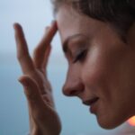 Polina Maksimova Instagram - Пронзительные рассказы из 6 слов... «Вы ошиблись номером», - ответил знакомый голос. Влюбились. Привязались. Надоело. Расстались. Помучались. Забыли. Пассажиры, сейчас с вами говорит не капитан. Я встретил родственную душу. А она - нет. Продаю парашют: никогда не открывался, слегка запятнан. Это наша золотая свадьба. Столик на одного. Сегодня я снова представился своей матери. Путешественник еще подавал сигналы. Земля - нет. Незнакомцы. Друзья. Лучшие друзья. Любовники. Незнакомцы. Я принес домой розы. Ключи не подошли. Моя мама научила меня бриться. На разбитом ветровом стекле было написано «Молодожены». Наша спальня. Два голоса. Я стучусь. Я спрыгнул. А затем передумал. Мое отражение только что мне подмигнуло. Извини, солдат, мы продаем ботинки парами. Он кормит из бутылочки убийцу своей жены. Воображал себя взрослым. Стал взрослым. Потерял воображение. Хирург спасает пациента. Пациент благодарит бога.