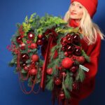Polina Maksimova Instagram – Новый год на носу 🎄 и самое время наряжать дом и украшать своё пространство! 

«Глаза страшат, а руки делают», – подумала я, и прыгнула в водоворот флористики в @academy.lacybird.moscow 

Создавать своими руками – это, конечно, особое удовольствие и радость! 

С волнением и трепетом представляю вашему вниманию свой первый новогодний венок ❤️

А Вы оцените, что я натворила 🥰