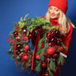 Polina Maksimova Instagram – Новый год на носу 🎄 и самое время наряжать дом и украшать своё пространство! 

«Глаза страшат, а руки делают», – подумала я, и прыгнула в водоворот флористики в @academy.lacybird.moscow 

Создавать своими руками – это, конечно, особое удовольствие и радость! 

С волнением и трепетом представляю вашему вниманию свой первый новогодний венок ❤️

А Вы оцените, что я натворила 🥰