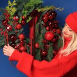 Polina Maksimova Instagram – Новый год на носу 🎄 и самое время наряжать дом и украшать своё пространство! 

«Глаза страшат, а руки делают», – подумала я, и прыгнула в водоворот флористики в @academy.lacybird.moscow 

Создавать своими руками – это, конечно, особое удовольствие и радость! 

С волнением и трепетом представляю вашему вниманию свой первый новогодний венок ❤️

А Вы оцените, что я натворила 🥰