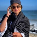 Polina Maksimova Instagram – Нужно:

1) Писать, читать, жить очень спокойной, продуманной жизнью, не торопиться.

2) Очень доброжелательно относиться к людям, но не пускать их в свою интимную жизнь.

3) Не делать из пустяков трагедий, не скандалить.

4) Жить совершенно свободно, уважать свободу чужих чувств, не судить о людях «из третьих рук» и не приписывать людям из личной неприязни всех смертных грехов.

5) Работать над любимым делом.

6) Не увлекаться модными вещами в литературе и искусстве.

7) Чаще отдыхать, уничтожить в жизни суету. Вот, в общем, все.

Константин Паустовский «Кредо писателя»