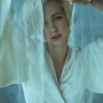 Polina Maksimova Instagram - Меня будто на мясо пустили в острозубую страсти пасть. Но я знала, я - Бастилия, а ей суждено было пасть. После вас, здесь проходят "тыщи". Смеются, нелепо гарцуют. Написали на моем пепелище: "Здесь - танцуют" #АлоэВера #несуразная @aloeband
