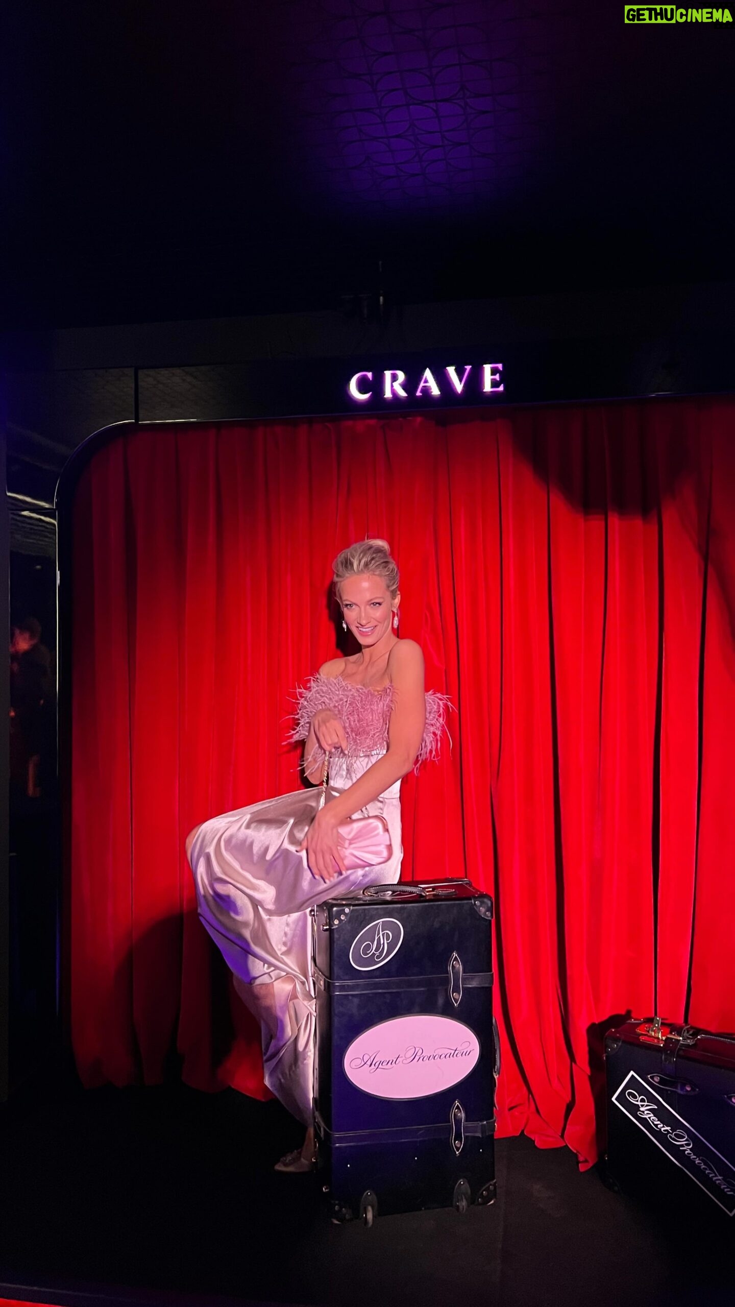 Polina Maksimova Instagram - В @cravemoscow блестящая премьера - CRAVE AIRLINES За штурвалом воздушного судна - неземной @rinal_mukhametov Лёгкого и фееричного полёта вам, ребята! Поздравляю всех причастных!!! #craveairlines #cravemoscow