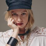 Polina Maksimova Instagram - Стань под благословенье И заруби-ка вот что на носу: Заветным мыслям не давай огласки, Несообразным – ходу не давай, Будь прост с людьми, но не запанибрата. Проверенных и лучших из друзей Приковывай стальными обручами, Но до мозолей рук не натирай Пожатьями со встречными. Старайся Беречься драк, а сцепишься – Берись за дело так, чтоб береглись другие. Всех слушай, но беседуй редко с кем. Терпи их суд и прячь свои сужденья. Рядись, во что позволит кошелек, Но не франти – богато, но без вычур. По платью познается человек, Во Франции ж на этот счет средь знати Особенно хороший глаз. Смотри Не занимай и не ссужай. Ссужая, Лишаемся мы денег и друзей, А займы притупляют бережливость. Всего превыше: верен будь себе. Тогда, как утро следует за ночью, Последует за этим верность всем. Прощай, запомни все и собирайся. Уильям Шекспир «Гамлет, принц Датский»
