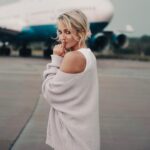 Polina Maksimova Instagram - ПРЕМЬЕРА! Дамир Юсупов был обычным мальчишкой, мечтавшим пойти по стопам отца-летчика. Но судьба распорядилась иначе. Спустя годы, когда веру потеряли даже самые близкие люди, его заветное желание сбылось. Дамир стал пилотом гражданской авиации, и только благодаря его мужеству и преданности делу были спасены 233 жизни: в августе 2019 года, когда у самолета отказали оба двигателя, он сумел посадить его на кукурузное поле... Смотрите фильм только в кинотеатрах с 16 марта 2023. #НаСолнцеВдольРядовКукурузы