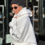 Polina Maksimova Instagram - 27 радостей жизни. 1. Лечь спать в постель со свежими простынями 2. Чихнуть три или больше раз подряд. 3. Болтать ногами в воде. 4. Поскользнуться и не упасть. 5. Ощутить песок между пальцами ног 6. СМС-ка, которую ты ждал. 7. Проснуться после очень реалистичного кошмара и понять, что это был лишь сон. 8. Откусить пирожок/булочку/эклер с той стороны, где начинка. 9. Сесть на диван после целого дня на ногах. 10. Срывать защитный слой с экрана новеньких электронных гаджетов. 11. Когда тебя поздравляют с праздником люди, которых ты не знаешь. 12. Найти заначку, про которую ты уже забыл. 13. Когда холодная постель, в которую ты нырнул, наконец согревается. 14. Нечаянно точно ввести свой старый и давно забытый пароль. 15. Полный холодильник вкусностей, которые остались после праздников. 16. Издалека попасть точно в мусорное ведро. 17. Ощущать, что в книжке, которая тебе уже очень сильно нравится, осталось еще много непрочитанных страниц. 18. Перевернуть подушку на прохладную сторону 19. Плакать от смеха. 20. Надеть то, что ты только что купил. 21. Проснуться за час до звонка будильника, понять, что еще уйма времени и снова лечь спать. 22. Случайно где-нибудь встретить запах из детства. 23. Снова и снова слушать песню, которая тебе недавно понравилась. 24. Покрыться мурашками от услышанной музыки. 25. Когда тебе удалось все-таки выдавить последнюю порцию пасты из безнадёжного тюбика. 26. Перебрать коробку со своими детскими игрушками и вещами. 27. Лежать в кровати и слушать, как тяжелые капли дождя барабанят по крыше или подоконнику. Ирина Лисица. ЧЕМ БЫ ДОПОЛНИЛИ???