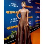 Polina Maksimova Instagram – Отпремьерили «ЧЕБУРАШКУ»

Сказка, которая заставит вас улыбаться и плакать. Фильм о любви и прощении. Взрослые вспомнят детство, а дети будут верить в чудеса. Человечное, доброе, светлое кино, которое вам обязательно захочется пересмотреть (и даже не раз). Чебурашка объединяет поколения! Берите бабушек, дедушек, мам, пап, детей, внуков, правнуков и бегите в кино! Это настоящее новогоднее чудо! Радость поселится в ваши сердца! 

Для меня честь – быть частью этой картины! Я этим фильмом горжусь!

Приятного просмотра!

#Чебурашка 

С 1 ЯНВАРЯ 2023 года во всех кинотеатрах страны

@yellow_black_and_white_ 
@start.ru 

Платье и ободок – @tatyanakochnova_official 
Туфли – @noone_russia @lesilla 
Загар – @bronzeglow.ru 
Фото – @temerina @temerinatemerina