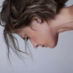 Polina Maksimova Instagram - Надо следить за своим лицом, чтоб никто не застал врасплох, чтоб не понял никто, как плох, чтоб никто не узнал о том. Стыдно с таким лицом весной. Грешно, когда небеса сини, белые ночи стоят стеной — белые ночи, черные дни. Скошенное (виноват!), мрачное (не уследил!), я бы другое взял напрокат, я не снимая его б носил, я никогда не смотрел бы вниз, скинул бы переживаний груз. Вы оптимисты? И я оптимист. Вы веселитесь? И я веселюсь. Александр Володин PS под впечатлением от спектакля Юрия Бутусова «Бег» в театре им. Вахтангова