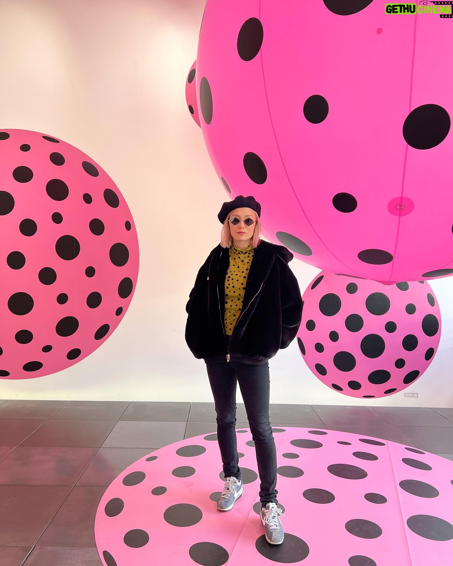 Pom Klementieff Instagram - ⚫️💗⚫️💗⚫️ Dots Obsession 💗⚫️ 💗⚫️ 💗 Yayoi Kusama ⚫️💗⚫️💗⚫️ #EveryDayIPrayForLove #YayoiKusama ⚫️💗⚫️💗⚫️