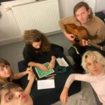 Pomme Instagram - december ❄️ en retard commentez un mot pour envoyer dans l’univers votre mood idéal pour 2024 je vous assure que ça marche