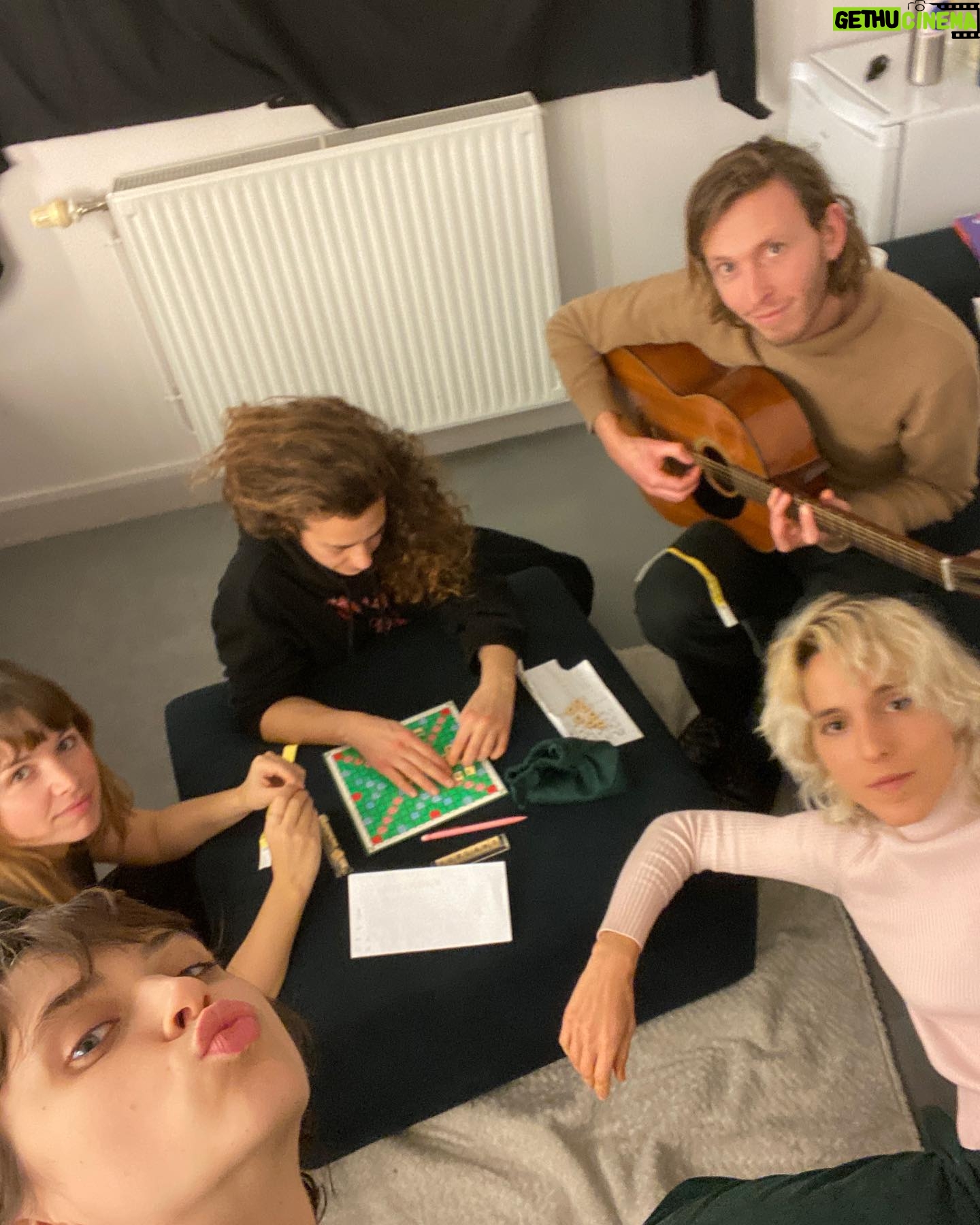 Pomme Instagram - december ❄️ en retard commentez un mot pour envoyer dans l’univers votre mood idéal pour 2024 je vous assure que ça marche