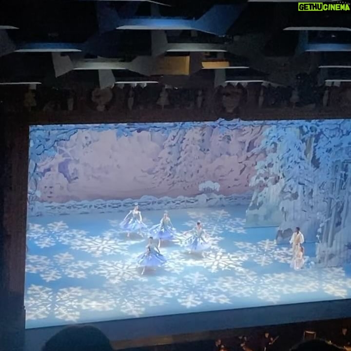 Pomme Instagram - december ❄️ en retard commentez un mot pour envoyer dans l’univers votre mood idéal pour 2024 je vous assure que ça marche