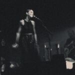 Pomme Instagram - je repoussais je crois le moment de poster ces photos, parce que c’est le moment de me confronter au présent, dans lequel ces deux zéniths orchestraux appartiennent au passé, sont accomplis, révolus, je ne sais pas très bien comment le dire sans me sentir vide. pour vos visages doux, magnifiques, illuminés et bienveillants les deux soirs. pour cet amour que j’essaye d’accepter sans le remettre en question. merci. merci de me rendre fière de moi. merci @malvina.mrcds pour les arrangements orchestraux majestueux, pour ce consolation orchestra comme un rêve. @zenith_paris soir 2: 1 à 4 @code.barre_ 5&6 @ninarichard1 7&8 @nickoguihal