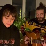 Pomme Instagram - Amour et musique sur vous tous. Actuellement nous en avons bien besoin. Je vous demande d’inonder l’espace commentaire d’amour pour @pommeofficial (et pour la dernière fois de l’année) ❤️ Morceau : _dec carte de noël Ceci était le dernier post de 2023 🙏