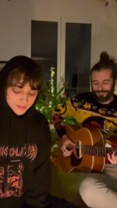 Pomme Instagram - Amour et musique sur vous tous. Actuellement nous en avons bien besoin. Je vous demande d’inonder l’espace commentaire d’amour pour @pommeofficial (et pour la dernière fois de l’année) ❤️ Morceau : _dec carte de noël Ceci était le dernier post de 2023 🙏