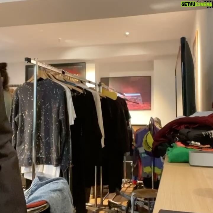 Pomme Instagram - la vénus d’argent, dans lequel j’ai joué mon premier rôle à vie, sort dans 1 semaine au cinéma. j’ai remonté le temps, des premiers essayages costume jusqu’au tournage il y a pile un an, pendant lequel j’ai vécu de nombreux changements capillaires et intérieurs 🥲 c’est un film important. taguez vos cinémas prefs en commentaire pour qu’ils diffusent le film dès sa sortie la semaine prochaine. 🧚🏻♂️