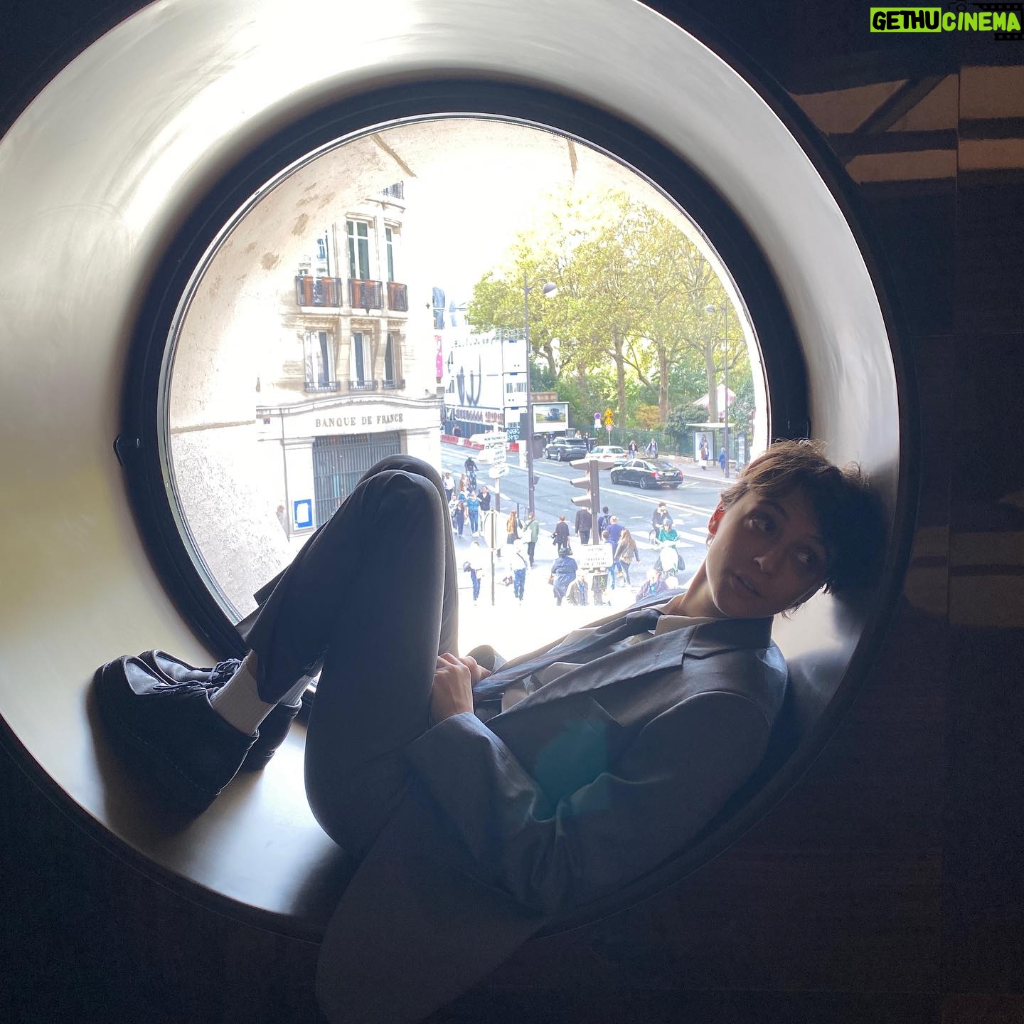 Pomme Instagram - la vénus d’argent, dans lequel j’ai joué mon premier rôle à vie, sort dans 1 semaine au cinéma. j’ai remonté le temps, des premiers essayages costume jusqu’au tournage il y a pile un an, pendant lequel j’ai vécu de nombreux changements capillaires et intérieurs 🥲 c’est un film important. taguez vos cinémas prefs en commentaire pour qu’ils diffusent le film dès sa sortie la semaine prochaine. 🧚🏻♂️