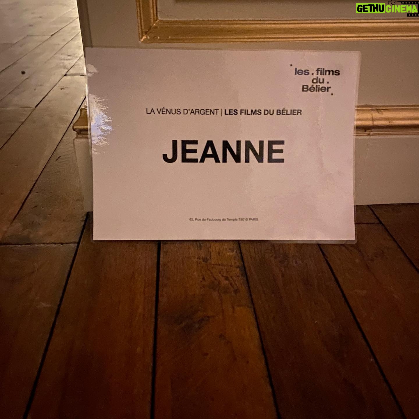 Pomme Instagram - la vénus d’argent, dans lequel j’ai joué mon premier rôle à vie, sort dans 1 semaine au cinéma. j’ai remonté le temps, des premiers essayages costume jusqu’au tournage il y a pile un an, pendant lequel j’ai vécu de nombreux changements capillaires et intérieurs 🥲 c’est un film important. taguez vos cinémas prefs en commentaire pour qu’ils diffusent le film dès sa sortie la semaine prochaine. 🧚🏻♂️