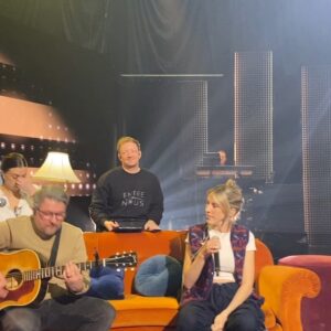 Pomme Instagram - january 🧚🏻‍♂️🍭☃️
la dernière slide va vous surprendre………. j’ai fait découvrir un classique de la chanson française à la télé québécoise oops….