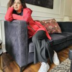 Pooja Gor Instagram - Being ourselves and unwinding in style & comfort @nazmvilla nestled amidst Kashmir’s enchanting scenery! . . #kashmir #vacation #friends #memories #fyp #aishwaryasakhuja