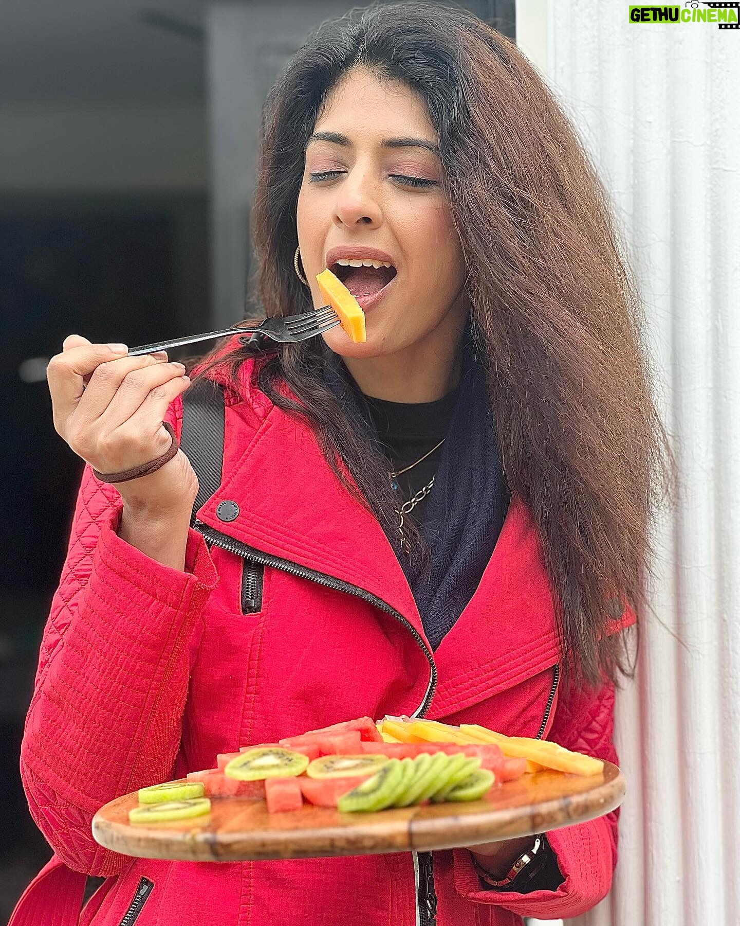 Pooja Gor Instagram - Being ourselves and unwinding in style & comfort @nazmvilla nestled amidst Kashmir’s enchanting scenery! . . #kashmir #vacation #friends #memories #fyp #aishwaryasakhuja