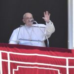 Pope Francis Instagram – EN: Step by step, stair by stair, Jesus shows us the way, as we seek to give life, bring hope, stay away from all evil and pettiness, respond to evil with good, and draw close to those who suffer. #ReginaCoeli

PT: Passo a passo, degrau por degrau, Jesus nos mostra o caminho: dar vida, levar esperança, afastar-se de toda maldade e mesquinhez, responder ao mal com o bem, aproximar-se de quem sofre. #ReginaCoeli

ES: Paso a paso, peldaño a peldaño, Jesús nos muestra el camino: dar la vida, llevar esperanza, mantenerse alejado del mal y la mezquindad, responder al mal con el bien, estar cerca de quien sufre. #ReginaCoeli

IT: Passo dopo passo, gradino dopo gradino, Gesù ci mostra la via: donare vita, portare speranza, tenersi lontano da ogni cattiveria e meschinità, rispondere al male col bene, farsi vicini a chi soffre. #ReginaCoeli

FR: Pas à pas, par étapes, Jésus nous montre le chemin : donnez la vie, apportez l’espérance, éloignez-vous de toute méchanceté et de toute mesquinerie, répondez au mal par le bien, soyez proches de ceux qui souffrent. #ReginaCoeli

DE: Schritt für Schritt, Stufe für Stufe zeigt uns Jesus den Weg: Leben schenken, Hoffnung bringen, sich von aller Bosheit und Gemeinheit fernhalten, auf das Böse mit dem Guten antworten, den Leidenden nahe sein. #ReginaCoeli

PL: Krok po kroku, stopień po stopniu Jezus pokazuje nam drogę: dawać życie, nieść nadzieję, trzymać się z dala od wszelkiej złośliwości i niegodziwości, odpowiadać dobrem na zło, być blisko cierpiących. #ReginaCoeli