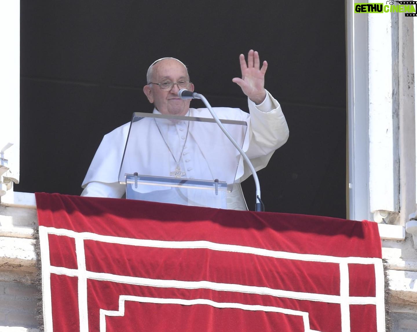 Pope Francis Instagram - EN: Step by step, stair by stair, Jesus shows us the way, as we seek to give life, bring hope, stay away from all evil and pettiness, respond to evil with good, and draw close to those who suffer. #ReginaCoeli PT: Passo a passo, degrau por degrau, Jesus nos mostra o caminho: dar vida, levar esperança, afastar-se de toda maldade e mesquinhez, responder ao mal com o bem, aproximar-se de quem sofre. #ReginaCoeli ES: Paso a paso, peldaño a peldaño, Jesús nos muestra el camino: dar la vida, llevar esperanza, mantenerse alejado del mal y la mezquindad, responder al mal con el bien, estar cerca de quien sufre. #ReginaCoeli IT: Passo dopo passo, gradino dopo gradino, Gesù ci mostra la via: donare vita, portare speranza, tenersi lontano da ogni cattiveria e meschinità, rispondere al male col bene, farsi vicini a chi soffre. #ReginaCoeli FR: Pas à pas, par étapes, Jésus nous montre le chemin : donnez la vie, apportez l’espérance, éloignez-vous de toute méchanceté et de toute mesquinerie, répondez au mal par le bien, soyez proches de ceux qui souffrent. #ReginaCoeli DE: Schritt für Schritt, Stufe für Stufe zeigt uns Jesus den Weg: Leben schenken, Hoffnung bringen, sich von aller Bosheit und Gemeinheit fernhalten, auf das Böse mit dem Guten antworten, den Leidenden nahe sein. #ReginaCoeli PL: Krok po kroku, stopień po stopniu Jezus pokazuje nam drogę: dawać życie, nieść nadzieję, trzymać się z dala od wszelkiej złośliwości i niegodziwości, odpowiadać dobrem na zło, być blisko cierpiących. #ReginaCoeli