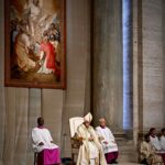 Pope Francis Instagram – EN: Let us even now be drawn by hope! Through our witness, may hope spread to all those who anxiously desire it. May our lives say to them: “Hope in the Lord! Hold firm, take heart, and hope in the Lord!” (Ps 27:14). #Jubilee2025

ES: Dejémonos atraer desde ahora por la esperanza y permitamos que a través de nosotros sea contagiosa para cuantos la desean. Que nuestra vida pueda decirles: «Espera en el Señor y sé fuerte; ten valor y espera en el Señor» (Sal 27,14). #Jubileo2025

PT: Deixemo-nos, desde já, atrair pela esperança, consentindo-lhe que, por nosso intermédio, se torne contagiosa para quantos a desejam. Possa a nossa vida dizer-lhes: “Confia no Senhor! Sê forte e corajoso, e confia no Senhor” (Sal 27, 14). #Jubileu2025

IT: Lasciamoci fin d’ora attrarre dalla speranza e permettiamo che attraverso di noi diventi contagiosa per quanti la desiderano. Possa la nostra vita dire loro: «Spera nel Signore, sii forte, si rinsaldi il tuo cuore e spera nel Signore» (Sal 27,14). #Giubileo2025

FR: Laissons-nous attirer par l’espérance dès aujourd’hui. Faisons en sorte qu’elle devienne contagieuse à travers nous, pour ceux qui la désirent. Puisse notre vie leur dire : « Espère en l’Éternel, sois fort et prends courage ; espère en l’Éternel» (Ps 27, 14). #Jubilé2025DE: Lassen wir uns fortan von der Hoffnung anziehen und lassen wir zu, dass sie durch uns auf jene überspringt, die sich nach ihr sehnen. Möge unser Leben ihnen sagen: »Hoffe auf den Herrn, sei stark und fest sei dein Herz! Und hoffe auf den Herrn!« (Ps 27,14). #HeiligesJahr2025

PL: Pozwólmy, by od teraz pociągnęła nas nadzieja i pozwólmy, by przez nas stała się zaraźliwa dla tych, którzy jej pragną. Niech nasze życie mówi im: „Ufaj Panu, bądź mężny, niech się twe serce umocni, ufaj Panu!” (Ps 27, 14). #Jubileusz2025