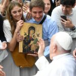 Pope Francis Instagram – EN: In the face of a future that may seem dark, let us strive to sow hope and do good, in the conviction that life can be lived differently and that peace is possible. #GeneralAudience
 
PT: Diante de um futuro que às vezes pode parecer sombrio, procuremos ser semeadores de esperança e tecelões do bem, convencidos de que a vida pode ser vivida de forma diferente e que a paz é possível. #AudiênciaGeral
 
ES: Ante un futuro que a veces puede parecer oscuro, seamos sembradores de esperanza y tejedores de bien, convencidos de que la vida puede vivirse de modo distinto y de que la paz es posible. #AudienciaGeneral
 
IT: Di fronte a un futuro che a volte può sembrare buio, cerchiamo di essere seminatori di speranza e tessitori di bene, convinti che la vita può essere vissuta in modo diverso e che la pace è possibile. #UdienzaGenerale
 
FR: Face à l’avenir qui parfois peut sembler sombre, soyons des semeurs d’espérance et des tisseurs de bien, convaincus que la vie peut être vécue autrement et que la paix est possible. #AudienceGénérale
 
DE : Angesichts einer Zukunft, die manchmal finster erscheinen kann, versuchen wir, Säleute der Hoffnung und Weber des Guten zu sein in der Überzeugung, dass das Leben anders gelebt werden kann und der Frieden möglich ist. #Generalaudienz