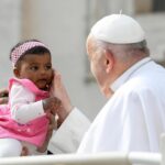 Pope Francis Instagram – EN: In the face of a future that may seem dark, let us strive to sow hope and do good, in the conviction that life can be lived differently and that peace is possible. #GeneralAudience
 
PT: Diante de um futuro que às vezes pode parecer sombrio, procuremos ser semeadores de esperança e tecelões do bem, convencidos de que a vida pode ser vivida de forma diferente e que a paz é possível. #AudiênciaGeral
 
ES: Ante un futuro que a veces puede parecer oscuro, seamos sembradores de esperanza y tejedores de bien, convencidos de que la vida puede vivirse de modo distinto y de que la paz es posible. #AudienciaGeneral
 
IT: Di fronte a un futuro che a volte può sembrare buio, cerchiamo di essere seminatori di speranza e tessitori di bene, convinti che la vita può essere vissuta in modo diverso e che la pace è possibile. #UdienzaGenerale
 
FR: Face à l’avenir qui parfois peut sembler sombre, soyons des semeurs d’espérance et des tisseurs de bien, convaincus que la vie peut être vécue autrement et que la paix est possible. #AudienceGénérale
 
DE : Angesichts einer Zukunft, die manchmal finster erscheinen kann, versuchen wir, Säleute der Hoffnung und Weber des Guten zu sein in der Überzeugung, dass das Leben anders gelebt werden kann und der Frieden möglich ist. #Generalaudienz