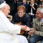 Pope Francis Instagram – EN: In the face of a future that may seem dark, let us strive to sow hope and do good, in the conviction that life can be lived differently and that peace is possible. #GeneralAudience
 
PT: Diante de um futuro que às vezes pode parecer sombrio, procuremos ser semeadores de esperança e tecelões do bem, convencidos de que a vida pode ser vivida de forma diferente e que a paz é possível. #AudiênciaGeral
 
ES: Ante un futuro que a veces puede parecer oscuro, seamos sembradores de esperanza y tejedores de bien, convencidos de que la vida puede vivirse de modo distinto y de que la paz es posible. #AudienciaGeneral
 
IT: Di fronte a un futuro che a volte può sembrare buio, cerchiamo di essere seminatori di speranza e tessitori di bene, convinti che la vita può essere vissuta in modo diverso e che la pace è possibile. #UdienzaGenerale
 
FR: Face à l’avenir qui parfois peut sembler sombre, soyons des semeurs d’espérance et des tisseurs de bien, convaincus que la vie peut être vécue autrement et que la paix est possible. #AudienceGénérale
 
DE : Angesichts einer Zukunft, die manchmal finster erscheinen kann, versuchen wir, Säleute der Hoffnung und Weber des Guten zu sein in der Überzeugung, dass das Leben anders gelebt werden kann und der Frieden möglich ist. #Generalaudienz