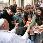 Pope Francis Instagram – EN: In the face of a future that may seem dark, let us strive to sow hope and do good, in the conviction that life can be lived differently and that peace is possible. #GeneralAudience
 
PT: Diante de um futuro que às vezes pode parecer sombrio, procuremos ser semeadores de esperança e tecelões do bem, convencidos de que a vida pode ser vivida de forma diferente e que a paz é possível. #AudiênciaGeral
 
ES: Ante un futuro que a veces puede parecer oscuro, seamos sembradores de esperanza y tejedores de bien, convencidos de que la vida puede vivirse de modo distinto y de que la paz es posible. #AudienciaGeneral
 
IT: Di fronte a un futuro che a volte può sembrare buio, cerchiamo di essere seminatori di speranza e tessitori di bene, convinti che la vita può essere vissuta in modo diverso e che la pace è possibile. #UdienzaGenerale
 
FR: Face à l’avenir qui parfois peut sembler sombre, soyons des semeurs d’espérance et des tisseurs de bien, convaincus que la vie peut être vécue autrement et que la paix est possible. #AudienceGénérale
 
DE : Angesichts einer Zukunft, die manchmal finster erscheinen kann, versuchen wir, Säleute der Hoffnung und Weber des Guten zu sein in der Überzeugung, dass das Leben anders gelebt werden kann und der Frieden möglich ist. #Generalaudienz