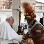 Pope Francis Instagram – EN: In the face of a future that may seem dark, let us strive to sow hope and do good, in the conviction that life can be lived differently and that peace is possible. #GeneralAudience
 
PT: Diante de um futuro que às vezes pode parecer sombrio, procuremos ser semeadores de esperança e tecelões do bem, convencidos de que a vida pode ser vivida de forma diferente e que a paz é possível. #AudiênciaGeral
 
ES: Ante un futuro que a veces puede parecer oscuro, seamos sembradores de esperanza y tejedores de bien, convencidos de que la vida puede vivirse de modo distinto y de que la paz es posible. #AudienciaGeneral
 
IT: Di fronte a un futuro che a volte può sembrare buio, cerchiamo di essere seminatori di speranza e tessitori di bene, convinti che la vita può essere vissuta in modo diverso e che la pace è possibile. #UdienzaGenerale
 
FR: Face à l’avenir qui parfois peut sembler sombre, soyons des semeurs d’espérance et des tisseurs de bien, convaincus que la vie peut être vécue autrement et que la paix est possible. #AudienceGénérale
 
DE : Angesichts einer Zukunft, die manchmal finster erscheinen kann, versuchen wir, Säleute der Hoffnung und Weber des Guten zu sein in der Überzeugung, dass das Leben anders gelebt werden kann und der Frieden möglich ist. #Generalaudienz