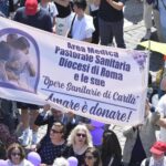 Pope Francis Instagram – EN: Step by step, stair by stair, Jesus shows us the way, as we seek to give life, bring hope, stay away from all evil and pettiness, respond to evil with good, and draw close to those who suffer. #ReginaCoeli

PT: Passo a passo, degrau por degrau, Jesus nos mostra o caminho: dar vida, levar esperança, afastar-se de toda maldade e mesquinhez, responder ao mal com o bem, aproximar-se de quem sofre. #ReginaCoeli

ES: Paso a paso, peldaño a peldaño, Jesús nos muestra el camino: dar la vida, llevar esperanza, mantenerse alejado del mal y la mezquindad, responder al mal con el bien, estar cerca de quien sufre. #ReginaCoeli

IT: Passo dopo passo, gradino dopo gradino, Gesù ci mostra la via: donare vita, portare speranza, tenersi lontano da ogni cattiveria e meschinità, rispondere al male col bene, farsi vicini a chi soffre. #ReginaCoeli

FR: Pas à pas, par étapes, Jésus nous montre le chemin : donnez la vie, apportez l’espérance, éloignez-vous de toute méchanceté et de toute mesquinerie, répondez au mal par le bien, soyez proches de ceux qui souffrent. #ReginaCoeli

DE: Schritt für Schritt, Stufe für Stufe zeigt uns Jesus den Weg: Leben schenken, Hoffnung bringen, sich von aller Bosheit und Gemeinheit fernhalten, auf das Böse mit dem Guten antworten, den Leidenden nahe sein. #ReginaCoeli

PL: Krok po kroku, stopień po stopniu Jezus pokazuje nam drogę: dawać życie, nieść nadzieję, trzymać się z dala od wszelkiej złośliwości i niegodziwości, odpowiadać dobrem na zło, być blisko cierpiących. #ReginaCoeli