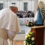 Pope Francis Instagram – EN: In the face of a future that may seem dark, let us strive to sow hope and do good, in the conviction that life can be lived differently and that peace is possible. #GeneralAudience
 
PT: Diante de um futuro que às vezes pode parecer sombrio, procuremos ser semeadores de esperança e tecelões do bem, convencidos de que a vida pode ser vivida de forma diferente e que a paz é possível. #AudiênciaGeral
 
ES: Ante un futuro que a veces puede parecer oscuro, seamos sembradores de esperanza y tejedores de bien, convencidos de que la vida puede vivirse de modo distinto y de que la paz es posible. #AudienciaGeneral
 
IT: Di fronte a un futuro che a volte può sembrare buio, cerchiamo di essere seminatori di speranza e tessitori di bene, convinti che la vita può essere vissuta in modo diverso e che la pace è possibile. #UdienzaGenerale
 
FR: Face à l’avenir qui parfois peut sembler sombre, soyons des semeurs d’espérance et des tisseurs de bien, convaincus que la vie peut être vécue autrement et que la paix est possible. #AudienceGénérale
 
DE : Angesichts einer Zukunft, die manchmal finster erscheinen kann, versuchen wir, Säleute der Hoffnung und Weber des Guten zu sein in der Überzeugung, dass das Leben anders gelebt werden kann und der Frieden möglich ist. #Generalaudienz