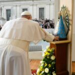 Pope Francis Instagram – PT: Irmãos e irmãs, vamos em frente e peçamos a graça de ter esperança, esperança com paciência. Olhar sempre para o encontro definitivo; pensar sempre que o Senhor está perto de nós, que a morte nunca, nunca será vencedora! Vamos em frente e peçamos ao Senhor que nos conceda esta grande virtude da esperança, acompanhada pela paciência. Obrigado!
ES: Hermanos y hermanas, sigamos adelante y pidamos la gracia de tener esperanza, la esperanza con la paciencia. Mirar siempre hacia ese encuentro definitivo; pensar siempre que el Señor está cerca de nosotros, que nunca, ¡nunca la muerte será victoriosa! Sigamos adelante y pidamos al Señor que nos dé esta gran virtud de la esperanza, acompañada por la paciencia. Gracias.
FR: Frères et sœurs, poursuivons notre chemin et demandons la grâce de l’espérance, de l’espérance avec la patience. Toujours envisager cette rencontre finale, toujours penser que le Seigneur est proche de nous, que jamais, au grand jamais, la mort ne sera victorieuse ! Avançons et demandons au Seigneur de nous donner cette grande vertu de l’espérance, accompagnée de la patience. Je vous remercie.
DE : Brüder und Schwestern, lasst uns vorwärts gehen und um die Gnade bitten, Hoffnung zu haben, Hoffnung mit Geduld. Freuen wir uns immer auf diese letzte Begegnung; denken wir immer daran, dass der Herr uns nahe ist, dass der Tod niemals, niemals siegen wird! Gehen wir nach vorne und bitten wir den Herrn, uns diese große Tugend der Hoffnung,  begleitet von Geduld, zu schenken. Ich danke euch.