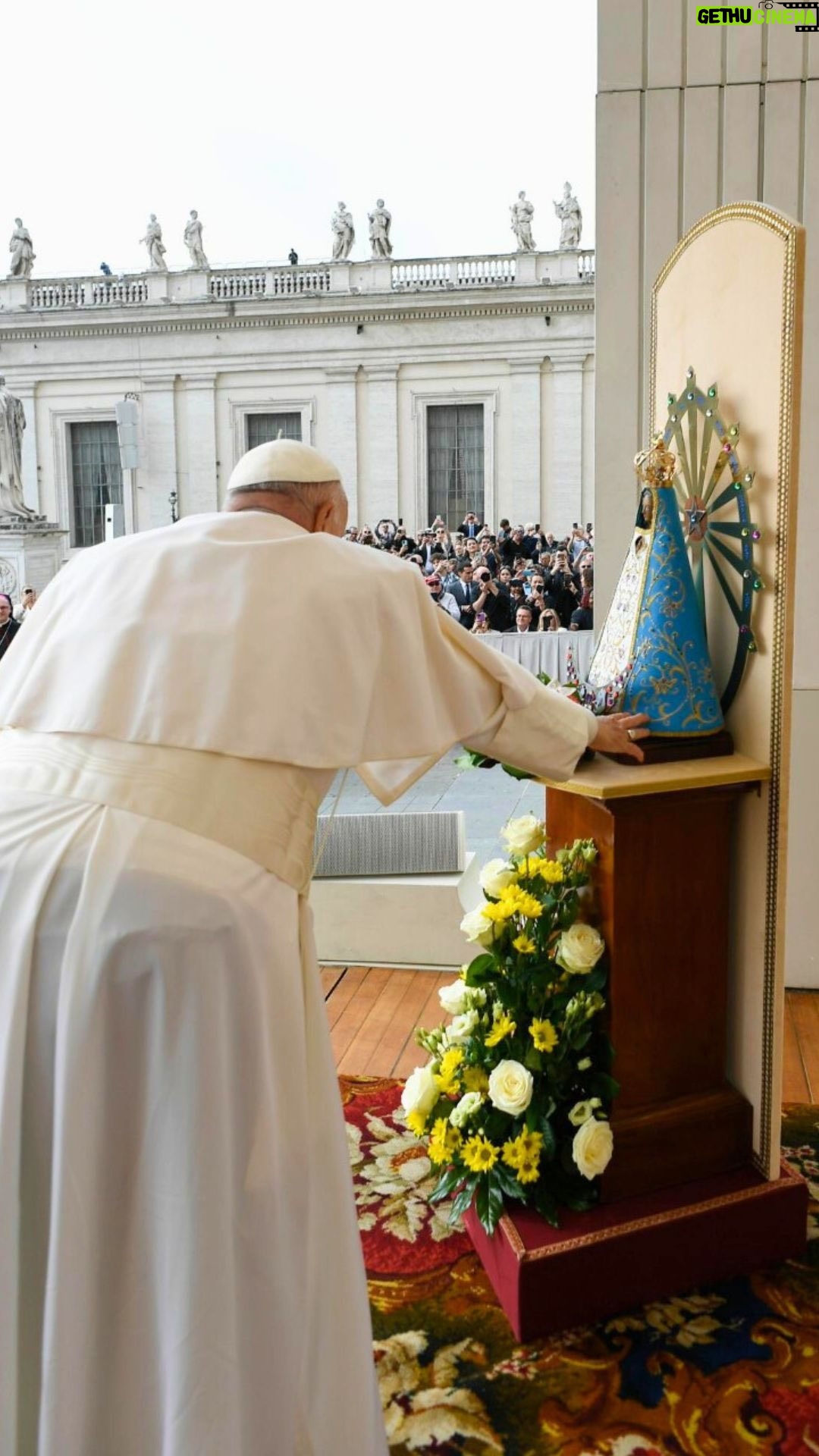 Pope Francis Instagram - PT: Irmãos e irmãs, vamos em frente e peçamos a graça de ter esperança, esperança com paciência. Olhar sempre para o encontro definitivo; pensar sempre que o Senhor está perto de nós, que a morte nunca, nunca será vencedora! Vamos em frente e peçamos ao Senhor que nos conceda esta grande virtude da esperança, acompanhada pela paciência. Obrigado! ES: Hermanos y hermanas, sigamos adelante y pidamos la gracia de tener esperanza, la esperanza con la paciencia. Mirar siempre hacia ese encuentro definitivo; pensar siempre que el Señor está cerca de nosotros, que nunca, ¡nunca la muerte será victoriosa! Sigamos adelante y pidamos al Señor que nos dé esta gran virtud de la esperanza, acompañada por la paciencia. Gracias. FR: Frères et sœurs, poursuivons notre chemin et demandons la grâce de l’espérance, de l’espérance avec la patience. Toujours envisager cette rencontre finale, toujours penser que le Seigneur est proche de nous, que jamais, au grand jamais, la mort ne sera victorieuse ! Avançons et demandons au Seigneur de nous donner cette grande vertu de l’espérance, accompagnée de la patience. Je vous remercie. DE : Brüder und Schwestern, lasst uns vorwärts gehen und um die Gnade bitten, Hoffnung zu haben, Hoffnung mit Geduld. Freuen wir uns immer auf diese letzte Begegnung; denken wir immer daran, dass der Herr uns nahe ist, dass der Tod niemals, niemals siegen wird! Gehen wir nach vorne und bitten wir den Herrn, uns diese große Tugend der Hoffnung, begleitet von Geduld, zu schenken. Ich danke euch.