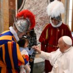 Pope Francis Instagram – PT: Este dia para mim é sempre esperado e bem-vindo, porque me oferece a ocasião de expressar publicamente o meu “obrigado” pela presença e serviço da #GuardaSuíça. A minha afetuosa gratidão é extensiva também às famílias destes jovens. 

ES : Espero siempre este día con agrado, porque me ofrece la ocasión para expresar públicamente mi agradecimiento por la presencia y el servicio de la #GuardiaSuiza. Mi gratitud se extiende con afecto a las familias de estos jóvenes. 

IT: Questo giorno giunge per me sempre atteso e gradito, perché mi offre l’occasione di esprimere pubblicamente il mio “grazie” per la presenza e il servizio della #GuardiaSvizzera. La mia gratitudine coinvolge con affetto anche le famiglie di questi giovani. @guardiasvizzerapontificia 

FR: Ce jour est pour moi toujours attendu et apprécié, car il m’offre l’occasion d’exprimer publiquement mon “ merci ” pour la présence et le service de la #GardeSuisse. Ma gratitude va également avec affection aux familles de ces jeunes. 

DE: Dieser Tag ist für mich stets ein willkommener Anlass, mich öffentlich für die Präsenz und für den Dienst der #Schweizergarde zu bedanken. In meinen Dank schließe ich gern auch die Familien dieser jungen Männer mit ein.