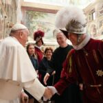 Pope Francis Instagram – PT: Este dia para mim é sempre esperado e bem-vindo, porque me oferece a ocasião de expressar publicamente o meu “obrigado” pela presença e serviço da #GuardaSuíça. A minha afetuosa gratidão é extensiva também às famílias destes jovens. 

ES : Espero siempre este día con agrado, porque me ofrece la ocasión para expresar públicamente mi agradecimiento por la presencia y el servicio de la #GuardiaSuiza. Mi gratitud se extiende con afecto a las familias de estos jóvenes. 

IT: Questo giorno giunge per me sempre atteso e gradito, perché mi offre l’occasione di esprimere pubblicamente il mio “grazie” per la presenza e il servizio della #GuardiaSvizzera. La mia gratitudine coinvolge con affetto anche le famiglie di questi giovani. @guardiasvizzerapontificia 

FR: Ce jour est pour moi toujours attendu et apprécié, car il m’offre l’occasion d’exprimer publiquement mon “ merci ” pour la présence et le service de la #GardeSuisse. Ma gratitude va également avec affection aux familles de ces jeunes. 

DE: Dieser Tag ist für mich stets ein willkommener Anlass, mich öffentlich für die Präsenz und für den Dienst der #Schweizergarde zu bedanken. In meinen Dank schließe ich gern auch die Familien dieser jungen Männer mit ein.