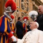 Pope Francis Instagram – PT: Este dia para mim é sempre esperado e bem-vindo, porque me oferece a ocasião de expressar publicamente o meu “obrigado” pela presença e serviço da #GuardaSuíça. A minha afetuosa gratidão é extensiva também às famílias destes jovens. 

ES : Espero siempre este día con agrado, porque me ofrece la ocasión para expresar públicamente mi agradecimiento por la presencia y el servicio de la #GuardiaSuiza. Mi gratitud se extiende con afecto a las familias de estos jóvenes. 

IT: Questo giorno giunge per me sempre atteso e gradito, perché mi offre l’occasione di esprimere pubblicamente il mio “grazie” per la presenza e il servizio della #GuardiaSvizzera. La mia gratitudine coinvolge con affetto anche le famiglie di questi giovani. @guardiasvizzerapontificia 

FR: Ce jour est pour moi toujours attendu et apprécié, car il m’offre l’occasion d’exprimer publiquement mon “ merci ” pour la présence et le service de la #GardeSuisse. Ma gratitude va également avec affection aux familles de ces jeunes. 

DE: Dieser Tag ist für mich stets ein willkommener Anlass, mich öffentlich für die Präsenz und für den Dienst der #Schweizergarde zu bedanken. In meinen Dank schließe ich gern auch die Familien dieser jungen Männer mit ein.