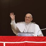 Pope Francis Instagram – EN: A true friend never abandons you, even when you make mistakes. They correct you, perhaps scold you, but they forgive you and do not leave you. In the #GospelOfTheDay (Jn 15:9-17), Jesus tells us that this is exactly what we are to Him: friends.
PT: Um verdadeiro amigo não abandona, nem mesmo quando você comete um erro: ele corrige, pode repreender, mas perdoa e não abandona você. No #EvangelhodeHoje (Jo 15:9-17), Jesus nos diz que para Ele somos precisamente isso, amigos.
ES: Un verdadero amigo no te abandona, ni siquiera cuando cometes un error: te corrige, puede reprenderte, pero te perdona y no te abandona. En el #Evangelio de hoy (Jn 15,9-17) Jesús nos dice que para Él somos precisamente eso, amigos.
IT: Un vero amico non ti abbandona, nemmeno quando sbagli: ti corregge, magari ti rimprovera, ma ti perdona e non ti abbandona. Nel #VangelodiOggi (Gv 15,9-17) Gesù ci dice che noi per Lui siamo proprio questo, amici.
FR: Un véritable ami ne t’abandonne pas, même lorsque tu fais une erreur : il te corrige, il peut te réprimander, mais il te pardonne et ne t’abandonne pas. Dans l’Évangile d’aujourd’hui (Jn 15, 9-17), Jésus nous dit que pour lui nous sommes justement des amis.
DE: Ein echter Freund verlässt dich nicht, nicht einmal, wenn du dich irrst: Er korrigiert dich, vielleicht tadelt er dich auch, aber er vergibt dir und verlässt dich nicht. Im #Evangeliumvonheute (Joh 15,9-17) sagt Jesus, dass wir für ihn genau das sind: Freunde.
PL: Prawdziwy przyjaciel cię nie opuszcza, nawet kiedy popełniasz błędy: napomina cię, być może czyni wyrzuty, ale ci przebacza i nie opuszcza cię. W #EwangeliaNaDziś (J 15,9-17) Jezus nam mówi, że dla niego jesteśmy właśnie przyjaciółmi.