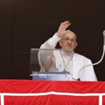 Pope Francis Instagram – EN: A true friend never abandons you, even when you make mistakes. They correct you, perhaps scold you, but they forgive you and do not leave you. In the #GospelOfTheDay (Jn 15:9-17), Jesus tells us that this is exactly what we are to Him: friends.
PT: Um verdadeiro amigo não abandona, nem mesmo quando você comete um erro: ele corrige, pode repreender, mas perdoa e não abandona você. No #EvangelhodeHoje (Jo 15:9-17), Jesus nos diz que para Ele somos precisamente isso, amigos.
ES: Un verdadero amigo no te abandona, ni siquiera cuando cometes un error: te corrige, puede reprenderte, pero te perdona y no te abandona. En el #Evangelio de hoy (Jn 15,9-17) Jesús nos dice que para Él somos precisamente eso, amigos.
IT: Un vero amico non ti abbandona, nemmeno quando sbagli: ti corregge, magari ti rimprovera, ma ti perdona e non ti abbandona. Nel #VangelodiOggi (Gv 15,9-17) Gesù ci dice che noi per Lui siamo proprio questo, amici.
FR: Un véritable ami ne t’abandonne pas, même lorsque tu fais une erreur : il te corrige, il peut te réprimander, mais il te pardonne et ne t’abandonne pas. Dans l’Évangile d’aujourd’hui (Jn 15, 9-17), Jésus nous dit que pour lui nous sommes justement des amis.
DE: Ein echter Freund verlässt dich nicht, nicht einmal, wenn du dich irrst: Er korrigiert dich, vielleicht tadelt er dich auch, aber er vergibt dir und verlässt dich nicht. Im #Evangeliumvonheute (Joh 15,9-17) sagt Jesus, dass wir für ihn genau das sind: Freunde.
PL: Prawdziwy przyjaciel cię nie opuszcza, nawet kiedy popełniasz błędy: napomina cię, być może czyni wyrzuty, ale ci przebacza i nie opuszcza cię. W #EwangeliaNaDziś (J 15,9-17) Jezus nam mówi, że dla niego jesteśmy właśnie przyjaciółmi.