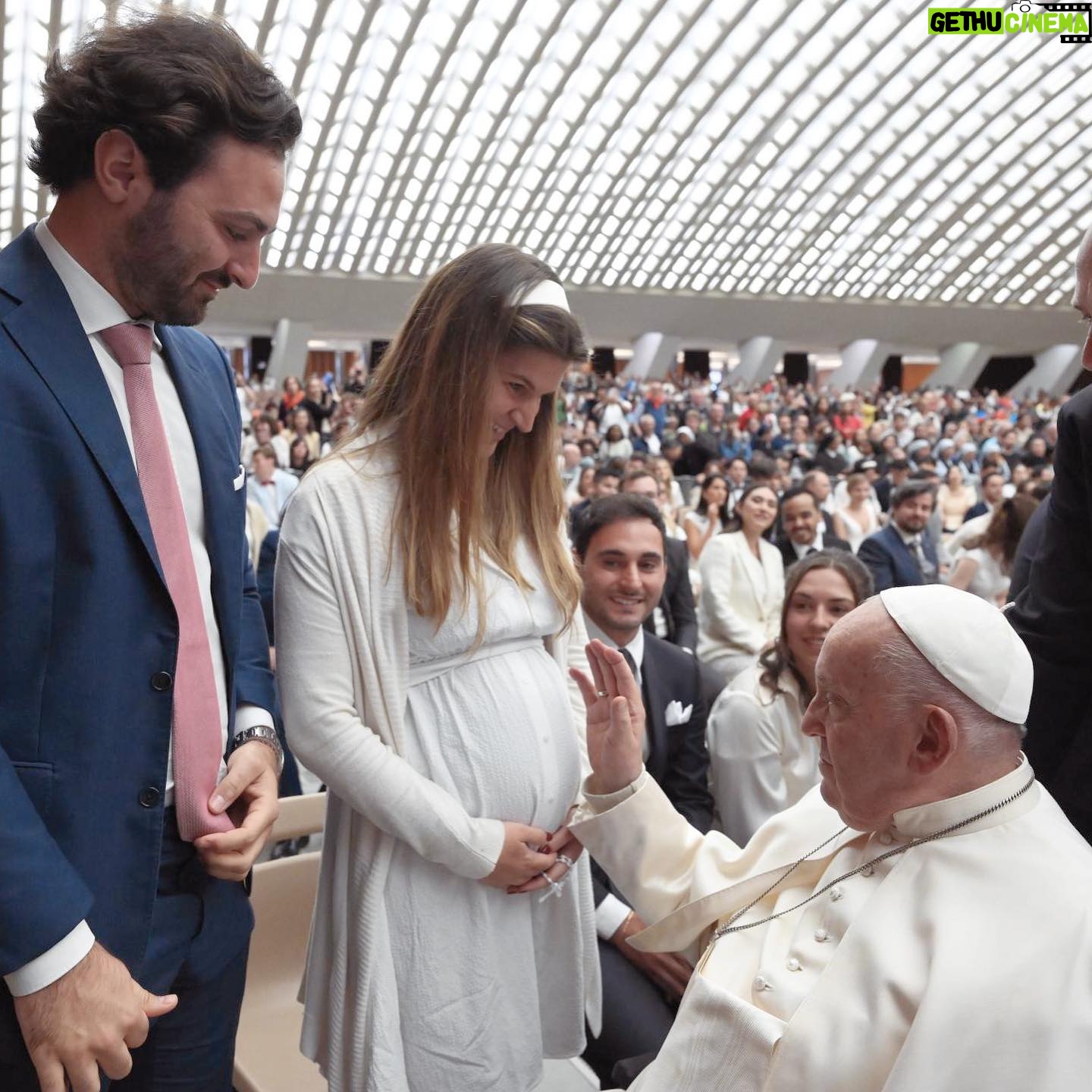 Pope Francis Instagram - EN: The three theological virtues are great gifts of God. Without them, we might be prudent, just, strong, and temperate, but we would not have a heart that loves even when it is not loved, nor would we have hope that dares against all hope. #GeneralAudience PT: As três virtudes teologais são grandes dons de Deus. Sem elas poderíamos ser prudentes, justos, fortes e temperantes, mas não teríamos um coração que ama mesmo quando não é amado, não teríamos uma esperança que ousa contra toda esperança. #AudiênciaGeral ES: Las tres virtudes teologales son grandes dones de Dios. Sin ellas, podríamos ser prudentes, justos, fuertes y templados, pero no tendríamos un corazón que ama incluso cuando no es amado, no tendríamos una esperanza que osa contra toda esperanza. #AudienciaGeneral IT: Le tre virtù teologali sono grandi doni di Dio. Senza di esse noi potremmo essere prudenti, giusti, forti e temperanti, ma non avremmo un cuore che ama anche quando non è amato, non avremmo una speranza che osa contro ogni speranza. #UdienzaGenerale FR: Les trois vertus théologales sont de grands dons de Dieu. Sans elles, nous pourrions être prudents, justes, forts et tempérants, mais nous n’aurions pas un cœur qui aime même quand il n’est pas aimé, ni une espérance qui ose contre toute espérance. #AudienceGenerale DE : Die drei theologischen Tugenden sind bedeutende Gottesgaben. Ohne sie könnten wir klug, gerecht, stark und maßvoll sein, aber wir hätten kein Herz, das liebt, auch wenn es nicht geliebt wird, und keine Hoffnung, die gegen alle Hoffnung Wagnisse eingeht. #Generalaudienz PL: Trzy cnoty teologalne są wielkimi darami od Boga. Bez nich moglibyśmy być roztropni, sprawiedliwi, mężni i umiarkowani, ale nie mielibyśmy serca, które miłuje nawet wtedy, gdy nie jest miłowane, nie mielibyśmy nadziei wbrew wszelkiej nadziei. #AudiencjaOgólna