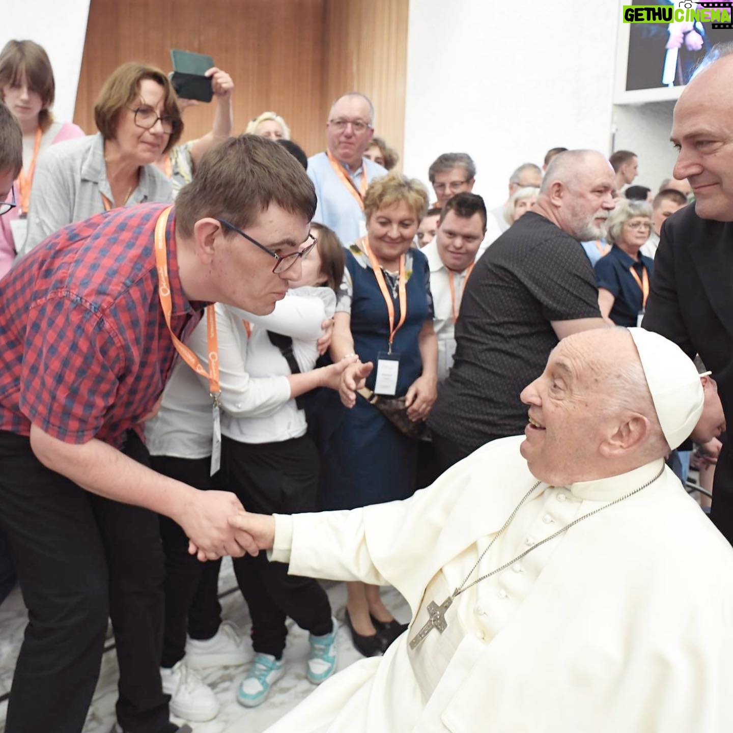 Pope Francis Instagram - EN: The three theological virtues are great gifts of God. Without them, we might be prudent, just, strong, and temperate, but we would not have a heart that loves even when it is not loved, nor would we have hope that dares against all hope. #GeneralAudience PT: As três virtudes teologais são grandes dons de Deus. Sem elas poderíamos ser prudentes, justos, fortes e temperantes, mas não teríamos um coração que ama mesmo quando não é amado, não teríamos uma esperança que ousa contra toda esperança. #AudiênciaGeral ES: Las tres virtudes teologales son grandes dones de Dios. Sin ellas, podríamos ser prudentes, justos, fuertes y templados, pero no tendríamos un corazón que ama incluso cuando no es amado, no tendríamos una esperanza que osa contra toda esperanza. #AudienciaGeneral IT: Le tre virtù teologali sono grandi doni di Dio. Senza di esse noi potremmo essere prudenti, giusti, forti e temperanti, ma non avremmo un cuore che ama anche quando non è amato, non avremmo una speranza che osa contro ogni speranza. #UdienzaGenerale FR: Les trois vertus théologales sont de grands dons de Dieu. Sans elles, nous pourrions être prudents, justes, forts et tempérants, mais nous n’aurions pas un cœur qui aime même quand il n’est pas aimé, ni une espérance qui ose contre toute espérance. #AudienceGenerale DE : Die drei theologischen Tugenden sind bedeutende Gottesgaben. Ohne sie könnten wir klug, gerecht, stark und maßvoll sein, aber wir hätten kein Herz, das liebt, auch wenn es nicht geliebt wird, und keine Hoffnung, die gegen alle Hoffnung Wagnisse eingeht. #Generalaudienz PL: Trzy cnoty teologalne są wielkimi darami od Boga. Bez nich moglibyśmy być roztropni, sprawiedliwi, mężni i umiarkowani, ale nie mielibyśmy serca, które miłuje nawet wtedy, gdy nie jest miłowane, nie mielibyśmy nadziei wbrew wszelkiej nadziei. #AudiencjaOgólna