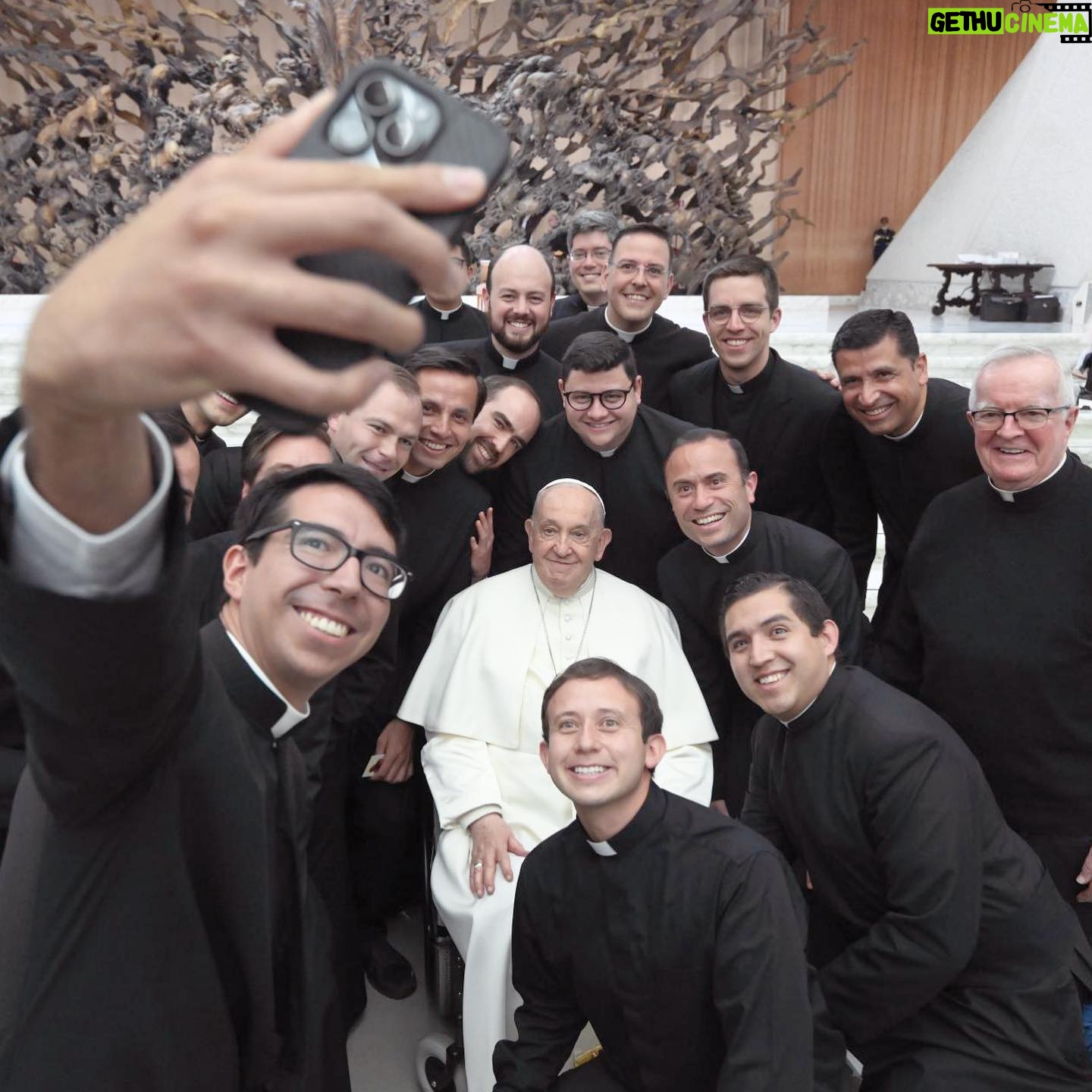 Pope Francis Instagram - EN: The three theological virtues are great gifts of God. Without them, we might be prudent, just, strong, and temperate, but we would not have a heart that loves even when it is not loved, nor would we have hope that dares against all hope. #GeneralAudience PT: As três virtudes teologais são grandes dons de Deus. Sem elas poderíamos ser prudentes, justos, fortes e temperantes, mas não teríamos um coração que ama mesmo quando não é amado, não teríamos uma esperança que ousa contra toda esperança. #AudiênciaGeral ES: Las tres virtudes teologales son grandes dones de Dios. Sin ellas, podríamos ser prudentes, justos, fuertes y templados, pero no tendríamos un corazón que ama incluso cuando no es amado, no tendríamos una esperanza que osa contra toda esperanza. #AudienciaGeneral IT: Le tre virtù teologali sono grandi doni di Dio. Senza di esse noi potremmo essere prudenti, giusti, forti e temperanti, ma non avremmo un cuore che ama anche quando non è amato, non avremmo una speranza che osa contro ogni speranza. #UdienzaGenerale FR: Les trois vertus théologales sont de grands dons de Dieu. Sans elles, nous pourrions être prudents, justes, forts et tempérants, mais nous n’aurions pas un cœur qui aime même quand il n’est pas aimé, ni une espérance qui ose contre toute espérance. #AudienceGenerale DE : Die drei theologischen Tugenden sind bedeutende Gottesgaben. Ohne sie könnten wir klug, gerecht, stark und maßvoll sein, aber wir hätten kein Herz, das liebt, auch wenn es nicht geliebt wird, und keine Hoffnung, die gegen alle Hoffnung Wagnisse eingeht. #Generalaudienz PL: Trzy cnoty teologalne są wielkimi darami od Boga. Bez nich moglibyśmy być roztropni, sprawiedliwi, mężni i umiarkowani, ale nie mielibyśmy serca, które miłuje nawet wtedy, gdy nie jest miłowane, nie mielibyśmy nadziei wbrew wszelkiej nadziei. #AudiencjaOgólna